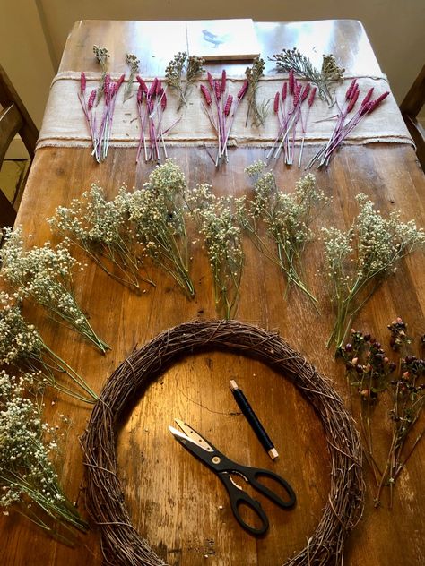 How to make a Spring Wreath – with pink and white dried flowers. – Katy at the Manor Spring Dried Flower Wreaths, White Dried Flowers, Dried Floral Wreaths, Pink Grass, Dried Flowers Diy, Dried Wreath, Flower Step By Step, Flower Wreaths, Door Wreaths Diy