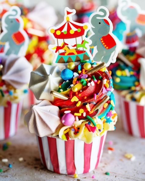 naomi | food, family & more on Instagram: “Circus Cupcakes🎪 with a chocolate cupcake base topped with meringue cookies, rainbow frosting, vanilla frosting, and three different…” Pastel Carnival Cupcakes, Circus Cupcakes Carnival, Circus Birthday Cupcakes, Carnival Cupcake Ideas, Carnival Theme Cupcakes, Circus Theme Cupcakes, Daycare Birthday, Circus Treats, Circus Birthday Cake