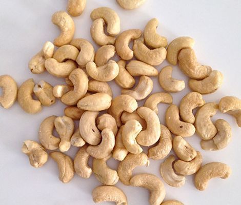 ROASTED CASHEWS. SOAK THEM FIRST. ROAST THEM. THEN MAKE NUT BUTTER. Cashew Crunch, Cashew Recipes, Yummy Vegetable Recipes, Burfi Recipe, Raw Nuts, Nut Snacks, How To Roast, Unsolicited Advice, Roasted Cashews