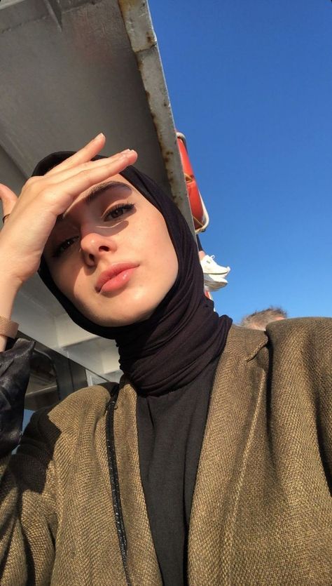 Hijab Turkish, Mode Hijabi, Turkish Women Beautiful, Hijab Aesthetic, Hijab Style Casual, Hijabi Fashion Casual, Self Portrait Poses, Poses Instagram, Hijabi Aesthetic