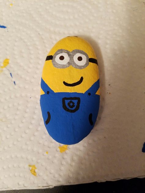 Painted minion rock Rock Painting Ideas Minion, Cookie Monster Rock Painting, Funny Rock Painting Ideas Simple, Rock Painting Funny, Minion Rock Painting, Traffic Cone Painted, Stones Drawing, Minion Painting, Minion Rock