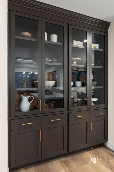 I love a good dispaly hutch in a kitchen or dining room. Adding a built-in unit adds extra architectural charm to a home and provides a space to display all of your beautiful kitchen items! Built In Cabinets In Dining Room, Bar Cabinets For Home, Dining Room Built In Cabinets, Built In Bar Cabinet, Crockery Cabinet Design, Dining Room Storage Cabinet, Dining Room Built In, Kitchen Display Cabinet, Built In China Cabinet