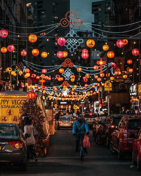 Andrea - NYC Lover! na Instagrame: „Beautiful lanterns all over Chinatown Manhattan, getting ready for the Lunar New Year. Since most of you won’t be able to visit New York…“ Chinatown Manhattan, New York Chinatown, Chinatown Nyc, Visit New York, Lunar New Year, Lunar New, Getting Ready, Manhattan, Times Square