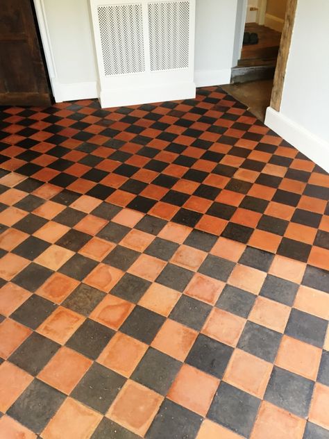 Quarry Tiles Kitchen, Checkered Floor Kitchen, Quarry Tile Floor, Neutral Tile, Black Floor Tiles, Tiled Hallway, Creative Flooring, Tiled Floors, Checkerboard Floor