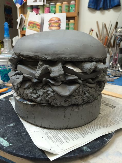 Pottery Food Sculptures, Clay Food Sculpture Ceramics, Realistic Clay Food, Food Sculpture Clay, Ceramic Food Ideas, Ceramic Food Sculpture, Clay Food Sculpture, Food Ceramics, Burger Drawing