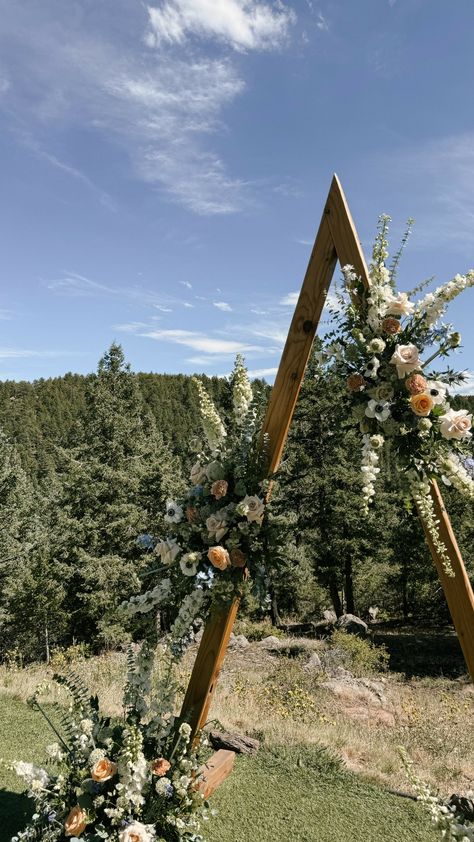 We're still dreaming of this color pallet 😍💭💓 Photographer: @cayleycreative * * * * * #weddingflowers #weddingflorist #weddingarch #coloradowedding #coweddingflorist #bouquetinspo #weddingbouquet #coloradoweddingflorist #2024wedding #floralarrangement #weddingarchdecor #weddingceremonydecor #weddingideas #coloradobride #coloradoweddingflowes #sweethearttable #weddingtrends #2024bride #fortcollinswedding #fortcollinsflorist #mountainwedding #classicbride #whiterosesbouquet #coloradoweddingven... Pallet Arch, Wedding Flowes, Wedding Alters, Mountain Vibes, Homemade Wedding, Wood Arch, Arch Wedding, Classic Brides, Sweetheart Table