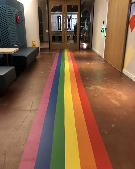 Lgbtq Event Ideas, Pride Decorations Party, Pride Month Office Decor, Pride Office Decorations, Lgbtq Decoration Ideas, Diy Pride Decorations, Pride Booth Ideas, Pride Month Decor, Pride Decorations Ideas