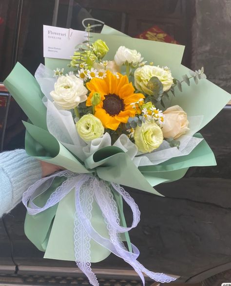 Sunflower Bouquet Gift, Bucket Simple, Yellow Rose Bouquet, Flower Boquet, Graduation Bouquet, Bouquet Images, Yellow Bouquets, Flower Bouquet Diy, Fresh Flower Bouquets