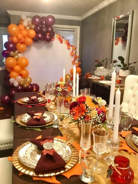 Thanksgiving Party Backdrop, Friendsgiving Brunch Decor, Thanksgiving Decorations Party, Diy Thanksgiving Decorations Table, Friendsgiving Backdrop Ideas, Thanksgiving Backdrop Ideas, Thanksgiving Photo Backdrop, Thanksgiving Dinner Decorations, Thanksgiving Decorations Table