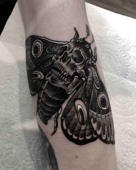 Skull moth today wraps quite a bit......... Moth Tattoo Meaning, Moth Tattoo Design, Skull Moth, Bug Tattoo, Fire Tattoo, Moth Tattoo, Greek Tattoos, Butterfly Tattoo Designs, Tattoo Designs And Meanings