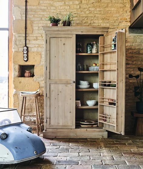 The unfitted kitchen trend - Homes and Antiques Marble Top Kitchen Island, Unfitted Kitchen, Kitchen Larder, Log Cabin Interior, Larder Cupboard, Pantry Cupboard, Freestanding Kitchen, Pantry Essentials, Kitchen Organisation