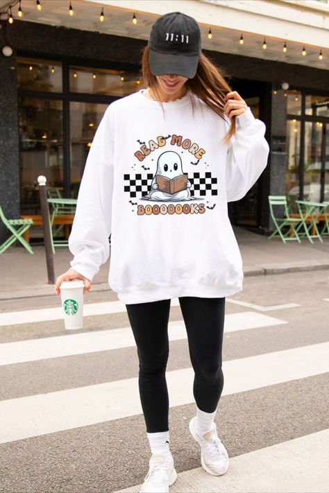 Comfy Oversized Outfits, Oversized Crewneck Outfit, Graphic Sweater Outfit, Cute Athleisure Outfits, Sweatshirt Outfit Winter, Athleisure Outfits Fall, Crewneck Sweatshirt Outfit, Oversized Sweatshirt Outfit, Reading Sweatshirt