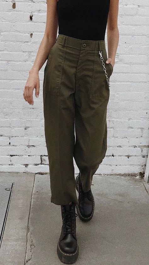 I like the combat boots w/the cropped, khaki pants! Mode Edgy, Mode Teenager, Mode Grunge, Casual Girl, Mode Style, Grunge Outfits, Mode Outfits, Pants Outfit, High Waisted Pants