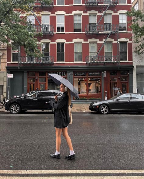 Rainy Day Aesthetic Outfit, Winter Rainy Day Outfit, Rainy Photoshoot, Rainy Day Pictures, Rainy Day Outfit Aesthetic, Rainy Photos, Rainy Day Photos, Rainy Day Outfits, Nyc Photoshoot