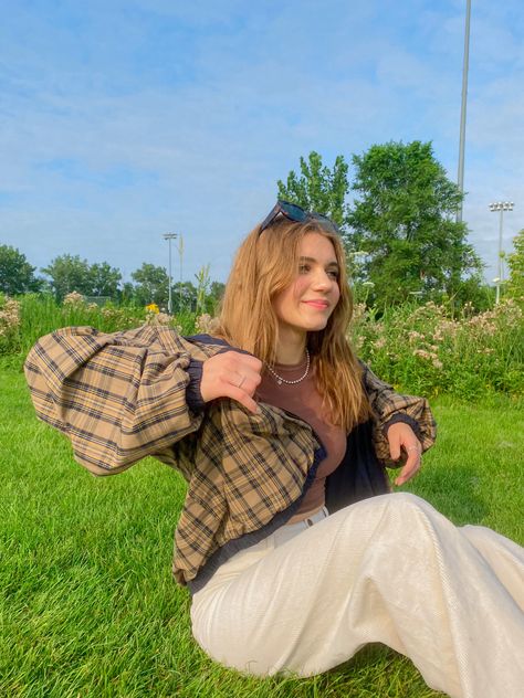 white pants worh brown shirt and brown plaid jack and sunglasses Plaid Shirt Outfit, Plaid Shirt Outfits, Ig Photos, Pics Inspo, Outfit Check, Brown Shirt, Brown Plaid, Photos Ideas, The Grass