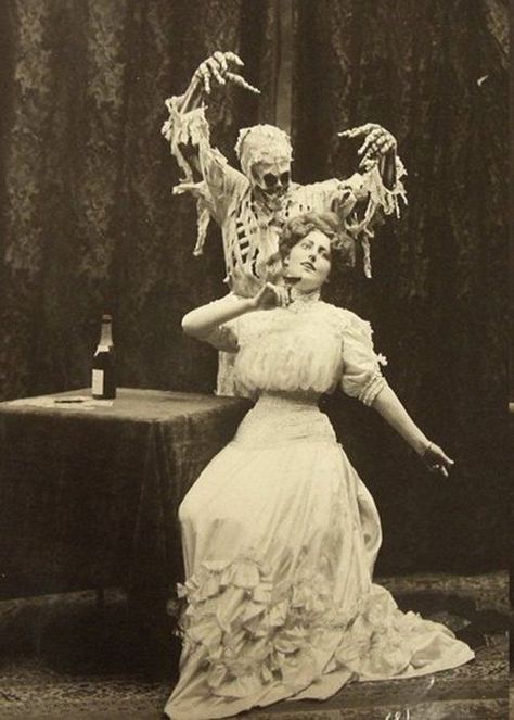 Happy Halloween! A small collection of horror vintage photos capturing people dancing or posing with skeletons to wish you all a happy Hallo... Vintage Bizarre, Victorian Photography, Vintage Halloween Photos, Creepy Vintage, Creepy Photos, Ghost Photography, Carte Halloween, People Poses, Halloween Greetings