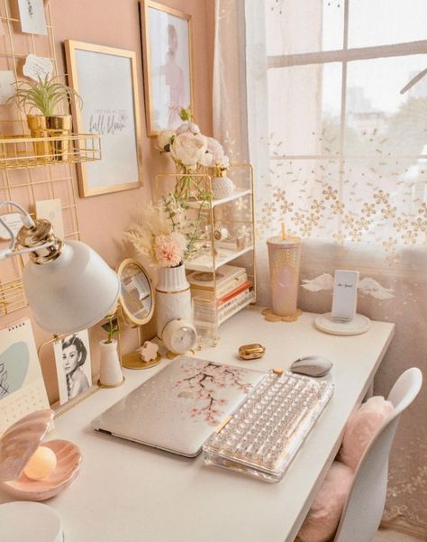 pink and gold home office decor. home office inspo. Home Office Pink And Gold, Home Office Desk Ideas For Women, Peach Home Office, Girl Office Aesthetic, Work Desk Design, Gold Home Office Decor, Pink Office Aesthetic, Princess Office, Peach Office