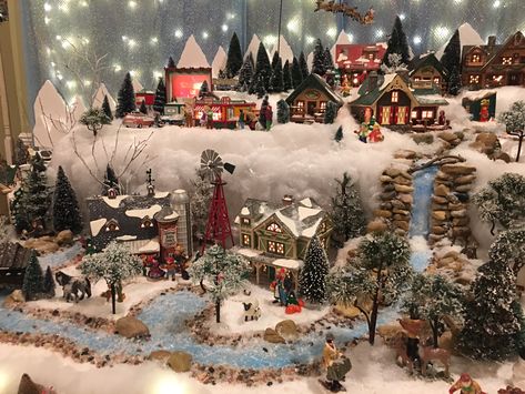 Lemax Christmas Village Display, Diy Christmas Village Houses, Christmas Village Display Ideas, Village Display Ideas, Diy Christmas Village Displays, Department 56 Christmas Village, Halloween Village Display, Christmas Tree Village, Christmas Village Sets