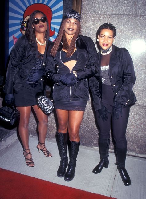 Salt-N-Pepa gives us *squad goals* at the '95 MTV VMAs with a combat boot + strappy heel combo Salt N Peppa Outfits 90s, Woodstock 1994, Black Pop Culture, Salt N Peppa, Salt N Pepa, Vmas Red Carpet, P 90, Hip Hop Artwork, Black Legends