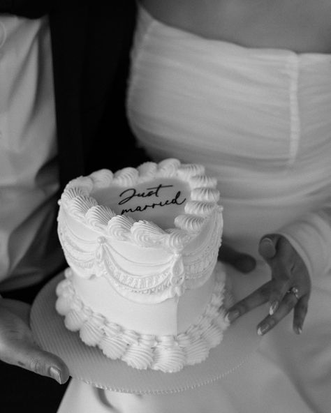 Who doesn’t love cake on wedding day! Seriously if you’re looking for a cute cake check out @bellaabakesss Married Af, Black And White Wedding Cake, Courthouse Wedding Photos, Black And White Wedding Theme, Vintage Wedding Cake, Old Hollywood Wedding, Small Wedding Cakes, Black Wedding Cakes, Winter Wedding Cake