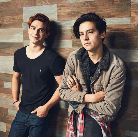 Archie-Jughead. They both are also a reason why I started watching this show, Riverdale. They are bff goals and are soo damn sexyy! I love them both but, jughead, he owns my heart now. Smart and sexy guys of Riverdale.❤️ #loveyouboth #jughead Sprouse Cole, Archie Jughead, Cole Spouse, Cole Sprouse Jughead, Riverdale Cole Sprouse, Kj Apa, Archie Andrews, Jughead Jones, Riverdale Cast