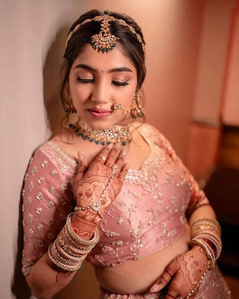 Stunning and ethereal, the bride exudes pure elegance 💗💗 Makeup and hair: @alpaparekh.artist Bride: @yashashwinigupta Shot by: @candidshutters . . . . . #alpaparekhbrides #brides #bridal #indianbride #shaadi #wedding #indianwedding #makeup #makeupartist #makeupartistsworldwide #hair #hairstyle #insta #instagood #instagram Indian Bride Hairstyle With Matha Patti, Bridal Sheesh Patti, Hairstyle For Bride Indian Wedding Hairs, Bridal Hairstyle For Big Forehead, Seeshpati Hairstyle, Bridal Hair Styling Indian, Mathapatti Brides, Sheeshpatti Hairstyle, Sheesh Patti Hairstyles