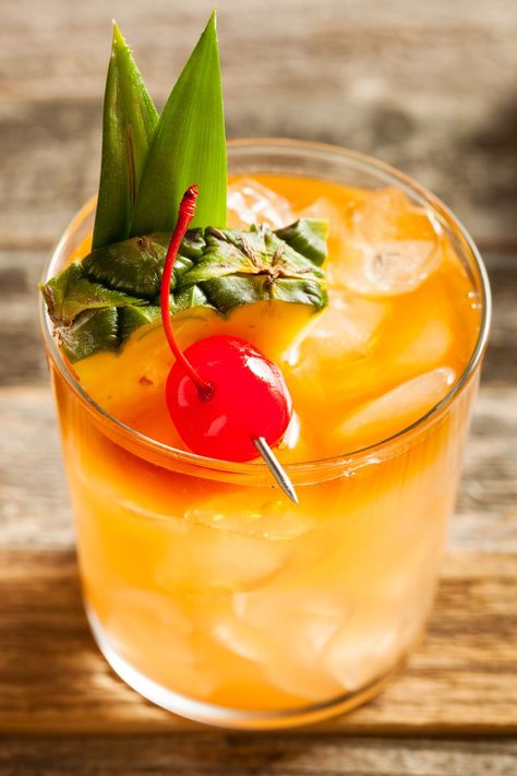 The BEST Classic Mai Tai Cocktail Recipe Virgin Mai Tai, Mai Tai Cocktail Recipes, Classic Manhattan Cocktail, Manhattan Cocktail Recipe, Mai Tai Recipe, Mai Tai Cocktail, Types Of Oranges, Good Rum, Aged Rum