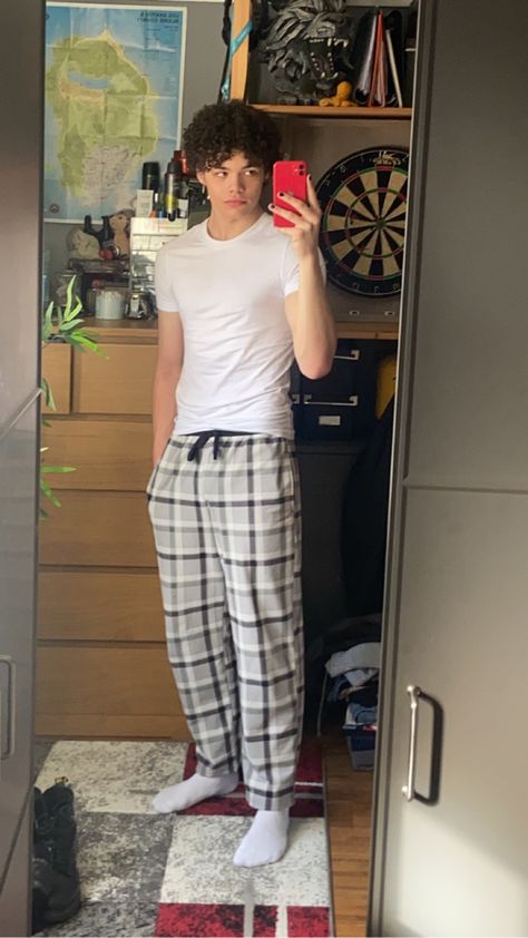 plaid pyjama pants outfit Boys Pyjamas Outfit, Men At Home Outfit, Guy In Pjs, Guys In Pajamas, Mens Pjs Aesthetic, Pjs Outfits Men, Pyjamas Aesthetic Men, Pajama Pants Outfit Men, Men Pajamas Aesthetic