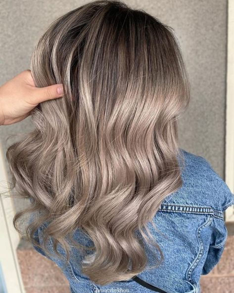 Metallic Ash Blonde Hair with Dark Roots Ash Blonde Hair Ideas, Dark Ash Blonde Hair Color, Dark Ash Blonde Hair, Ash Blonde Hair Dye, Cool Ash Blonde, Dark Strawberry Blonde, Dark Ash Blonde, Ash Blonde Hair Colour, Blonde Hair Ideas