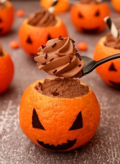 Clémentines à la mousse au chocolat {Halloween} Snack Halloween, Desserts Halloween, Dessert Halloween, Halloween Breakfast, Halloween Menu, Halloween Fest, Easy Halloween Food, Halloween Food Treats, Cheap Halloween