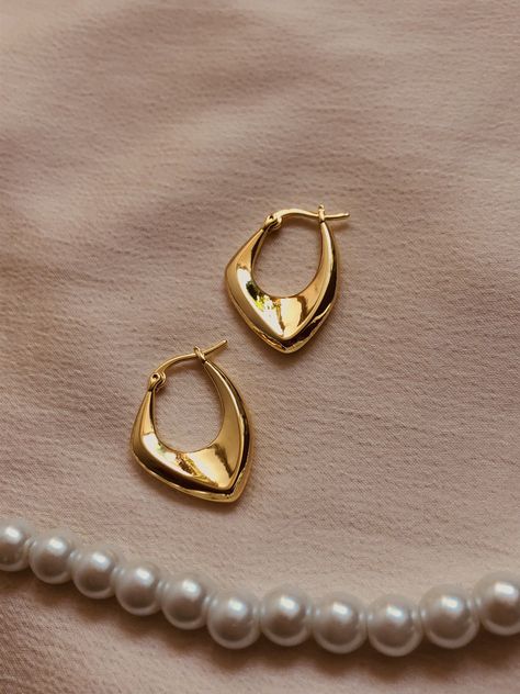 This golden elegance adds the perfect touch of sophistication to your look. Finely crafted and radiant, these earrings are a timeless accessory that will add a touch of luxury to any occasion. Classic Earrings Classy, Earrings Elegant Classy, Elegant Earrings Classy, Money Aesthetics, Classy Earrings, Golden Earrings, Classic Earrings, Earrings Elegant, Elegant Chic