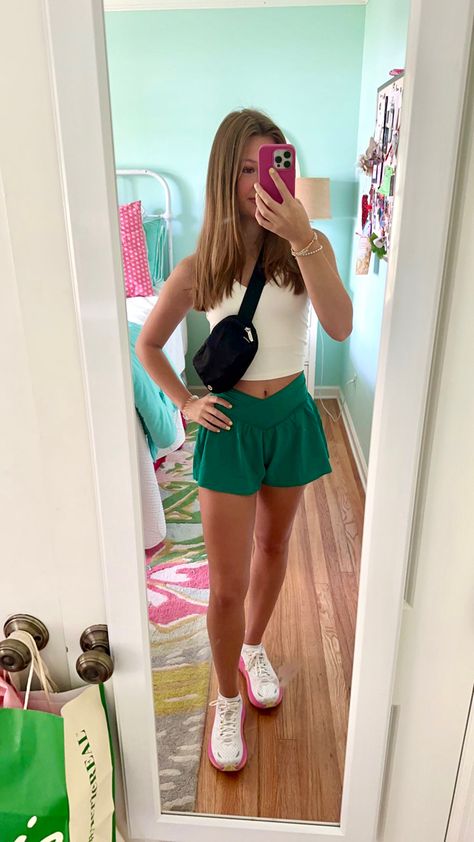 Aerie Crossover Shorts Outfit, Aerie Flowy Shorts Outfits, Red Lululemon Shorts Outfit, Aerie Outfit Ideas, Aerie Shorts Outfit, Preppy Shorts Outfit, Aerie Fits, Athletic Shorts Outfits, Hoka Shoes Woman Outfit