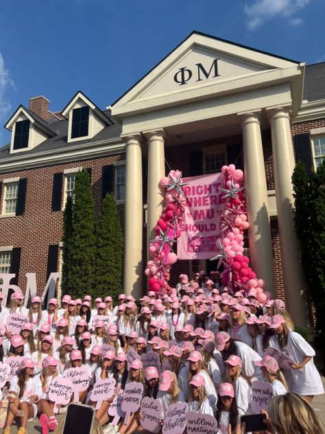 sorority bid day, phi mu bid day, pink bid day theme, tennessee phi mu, utk phi mu, southern sororities, sec sorority house, bid day banner, sorority rush, sorority recruitment, bid day decorations, bid day outfits, greek letters decor, sorority trucker hat and jersey Phi Mu Sorority, Phi Mu Bid Day Themes, Phi Mu Bid Day, Legally Blonde Sorority, Phi Mu Aesthetic, Bid Day Decorations, Pink Bid Day, Bid Day Outfits, Bid Day Banner