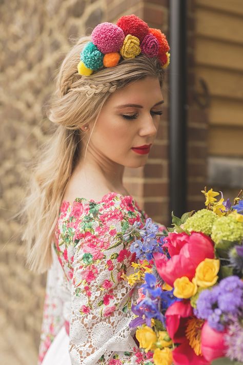 Head Dress Diy, Colourful Wedding Dress, Pom Dress, Handmade Halloween Costumes, Punk Wedding, Pretty Punk, Pom Pom Headband, Diy Carnival, Pom Pom Dress