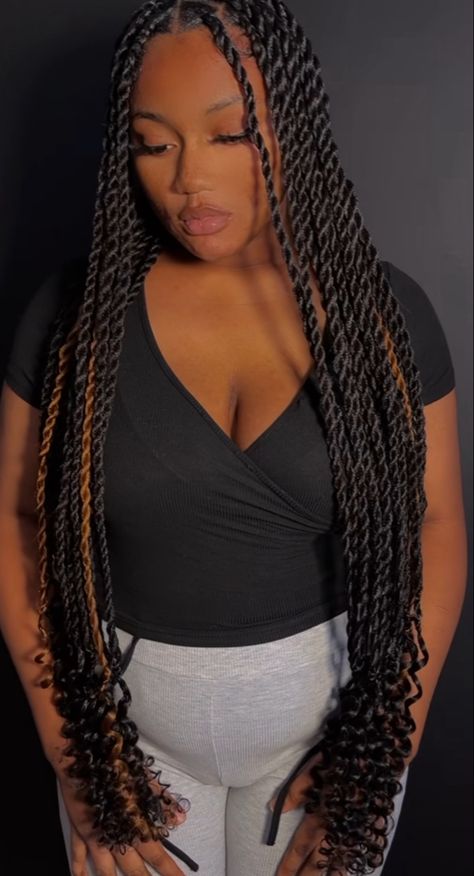 Senegalese With Curly Ends, Black And Brown Senegalese Twists, Sinagalease Twist Long, Singles Twist Braids African Americans, Senegalese Twist Color Ideas, Singlesese Twist, Knotless Braids Twists, Faux Twists Braids, Rope Twists Hairstyles