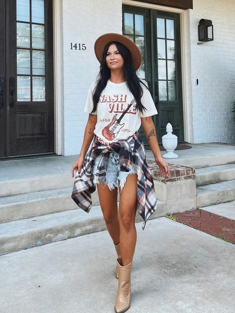 Graphic Tee Country Outfit, Nashville Shorts Outfits, Texas Concert Outfit, Evening Country Concert Outfit, Western Summer Outfits Plus Size, Womens Rodeo Outfits Summer, Comfy Nashville Outfits, Country Outfit Inspiration, Grafic Tee Outfits Summer