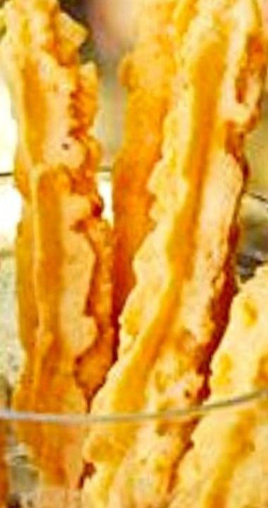 Cheese Straws Recipe, Trisha Yearwood Recipes, Savory Cheese, Queso Cheddar, Cheese Straws, Trisha Yearwood, Cheese Sticks, Cracker Recipes, Best Cheese