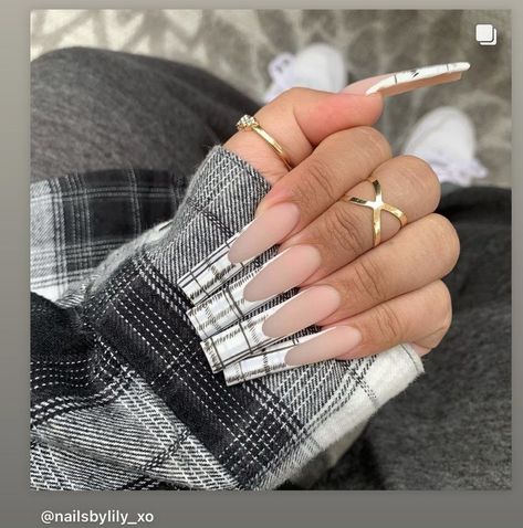 Black And White Plaid Nails, White Plaid Nails, Nail Designs Black And White, Oval Short Nails, Fall Fashion Plaid, Thanksgiving Nails Color, Burberry Nails, Magenta Nails, Plaid Nail Designs