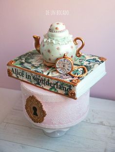 Alice In Wonderland Wedding Cake, Wonderland Wedding Cake, Mad Hatter Cake, Alice In Wonderland Cakes, Alice In Wonderland Wedding, Alice In Wonderland Birthday, Disney Cakes, Unique Cakes, Love Cake