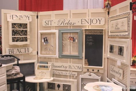 Crft Booth Display Board from old Bi-Fold Doors Christmas Market Booth, Booth Walls, Art Fair Display, Vintage Booth Display, Craft Show Booths, Craft Market Display, Craft Show Booth, Craft Booth Display, Market Booth