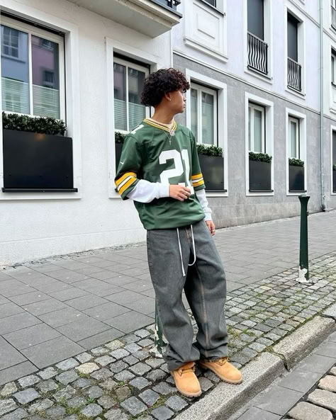 Streetwear Outfit Men, Timberland Outfit, Streetwear Fashion Baggy, Fashion Baggy, Estilo Cholo, Football Jersey Outfit, Men Street Fashion, Guy Fits, Streetwear Inspo