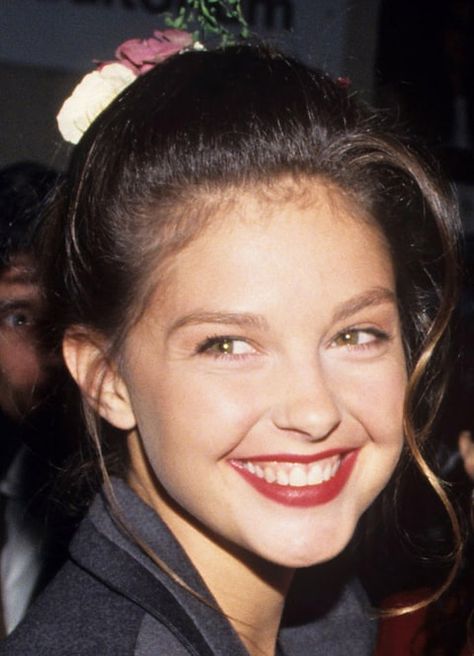 November 18, 1992 | Ashley Judd's Face Through the Years | Us Weekly Ashley Judd Young, Stars D'hollywood, Ashley Judd, Actrices Hollywood, Celebrity Beauty, All Smiles, Classic Beauty, Hollywood Stars, Plastic Surgery