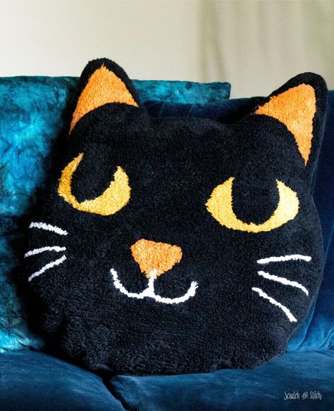 Create your own plush cat pillow using two bath mats. Complete this project in less than an hour and cuddle up to your new DIY cat pillow. Cat Pillow Pattern Free, Diy Cat Pillow, Animal Pillows Diy, Diy Halloween Cat, Cat Pillow Pattern, Cat Pillows, Diy Cat Bed, Cute Cat Face, Chat Halloween