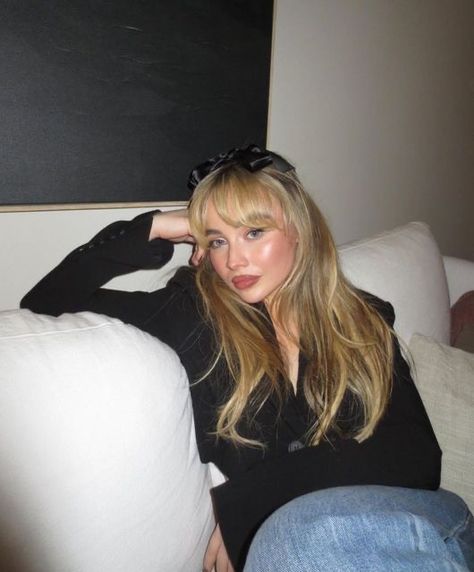 Sabrina Carpenter Style, Girl Meets World, Female Singers, Sabrina Carpenter, Selena Gomez, Hair Goals, Favorite Celebrities, Cortes De Cabello Corto, Hair Inspo