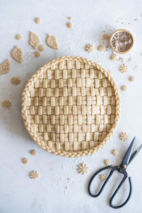 Apple and Cardamom Pie with Cardamom and Vanilla Bean Crust - a pie dough spiked with warming cardamom and fragrant vanilla bean encloses a spiced apple cardamom brown sugar filling. This variation on an apple pie is simple but delicious - it makes the perfect dessert or anytime treat. #cardamom #applepie Apple Cardamom, Pie Crust Art, Creative Pies, Cloudy Kitchen, Decorative Pie Crust, Lattice Pie, Pie Crust Designs, Pie Decoration, Pies Art