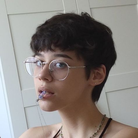 Short Non Binary Hair, Tomboy Haircut Girl, Short Enby Hair, Short Non Binary Haircuts, Non Binary Haircuts Curly, Tomboy Short Hair, Enby Haircuts, Undercut Short Hair, Enby Hair