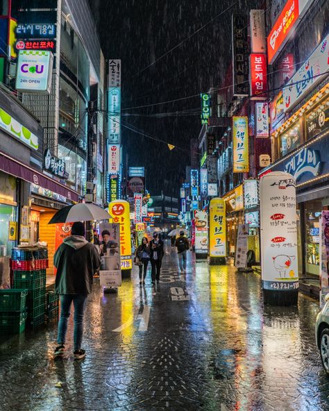 South Korea Photography, Rainy Street, Visit Seoul, Travel Photo Album, South Korea Seoul, Media Sosial, Night Photos, Countries Of The World, Busan