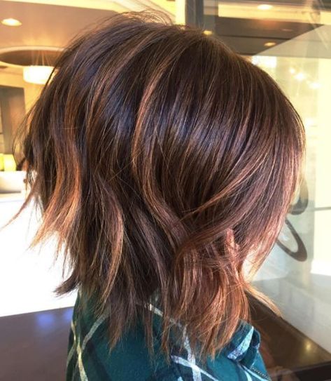 Mahogany Bob With Caramel Highlights Medium Length Bob With Layers Thick Hair, Long Textured Bob Messy Lob, Graduated Bob Haircuts Medium, Mahogany Bob, Stacked Bob Haircuts For Women, Hip Hairstyles, Long Choppy Bobs, Textured Bob Hairstyles, Kort Bob