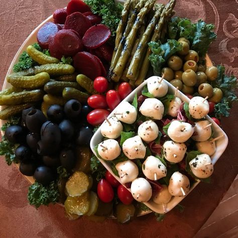 Relish Tray Christmas, Fall Relish Tray, Holiday Relish Tray Christmas, Relish Tray Ideas Parties, Christmas Relish Tray, Relish Tray Ideas Thanksgiving, Thanksgiving Relish Tray Ideas, Pickle And Olive Tray Ideas, Pickle Tray Ideas