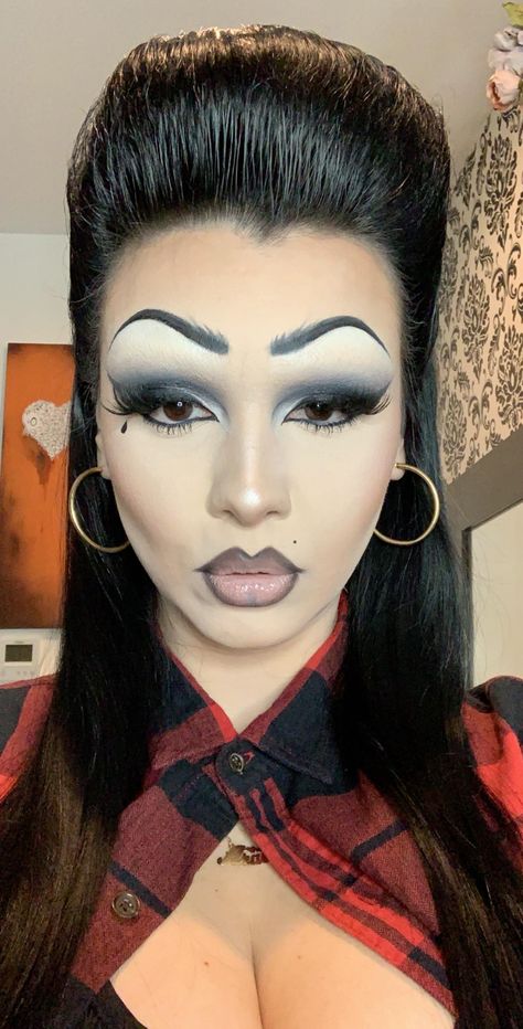 Celebrating my Mex American heritage with this look. A drag inspired Chola look.  #makeup #beauty Chola Makeup Latina, Chicana Hairstyles, Chola Costume, Chicana Makeup, Chola Makeup, Blue Eyeshadow Makeup, Estilo Chola, Chica Chola, Permanente Make-up